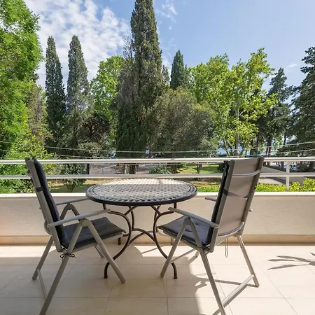 Green Park Luxury Rooms 4*