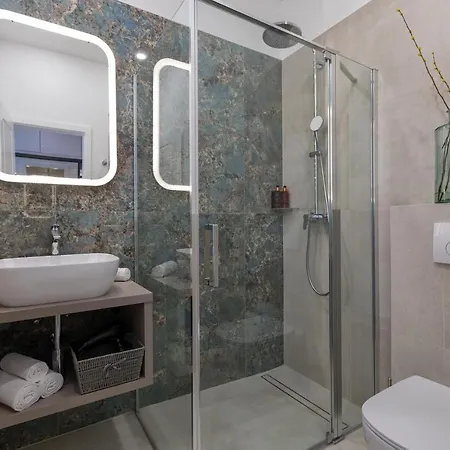 Green Park Luxury Rooms 4*