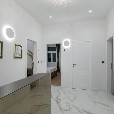 Green Park Luxury Rooms 4*